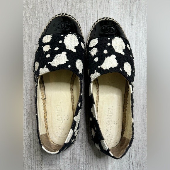 CHANEL Black & White Patent Tweed Splatter Paint Cap Toe CC Espadrilles. Size 38 - Picture 2 of 8